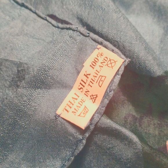 Stunning huge 100% silk scarf or wall hanging with a water and flower motif - Picture 5 of 8